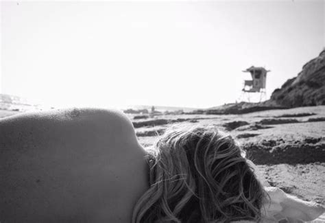 Chloe Grace Moretz Shares Topless Pic From Beach Day With。